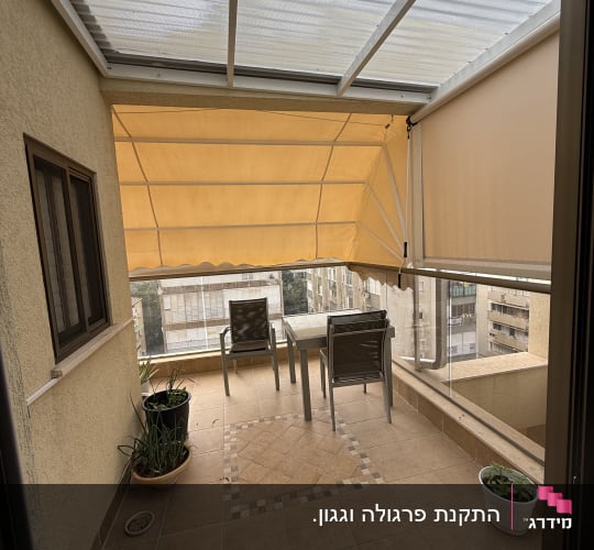 מרפסת עם סוכך ושני כיסאות